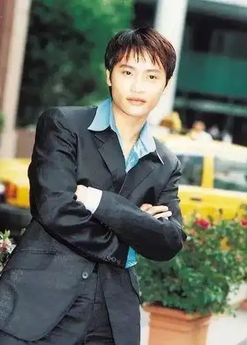 辣眼睛!陈志朋卖起黑红妖艳人设,这还是我们认识的小帅虎吗?