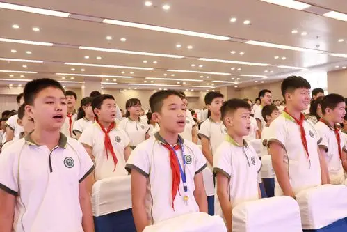 路学校小学部 ——2019届毕业典礼 写美篇接下来请六年级全体学生