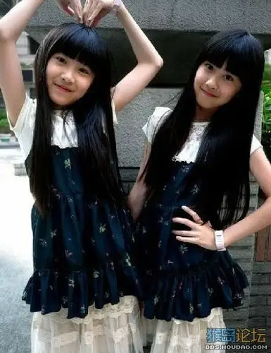 双胞胎姐妹花新照:我们11岁.很漂亮,很可爱的,猴儿们进来围观哦.