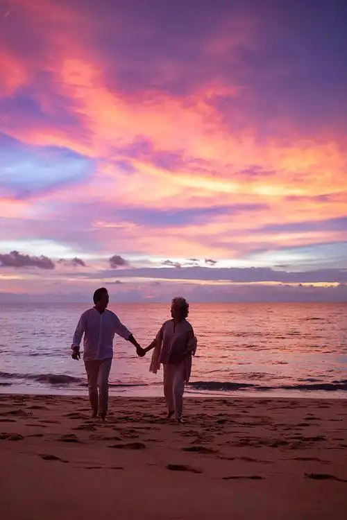 快乐的老年夫妇在沙滩图片下载