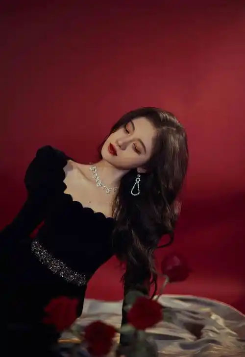 原创港风鞠婧祎上线穿丝绒裙上演眼神杀四千年美女实至名归