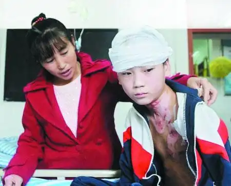 病床上的小新华的左臂已被截肢,头上缠着厚厚的绷带