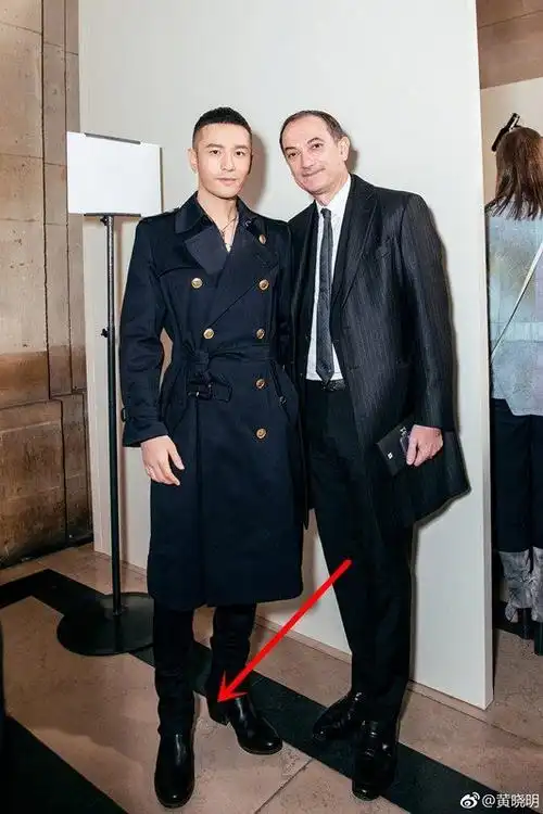黄晓明新发型亮相时装周,脚踩10公分增高鞋与刘涛一样高