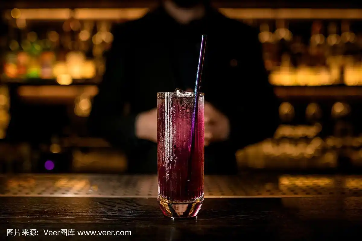 吧台上紫色鸡尾酒的特写