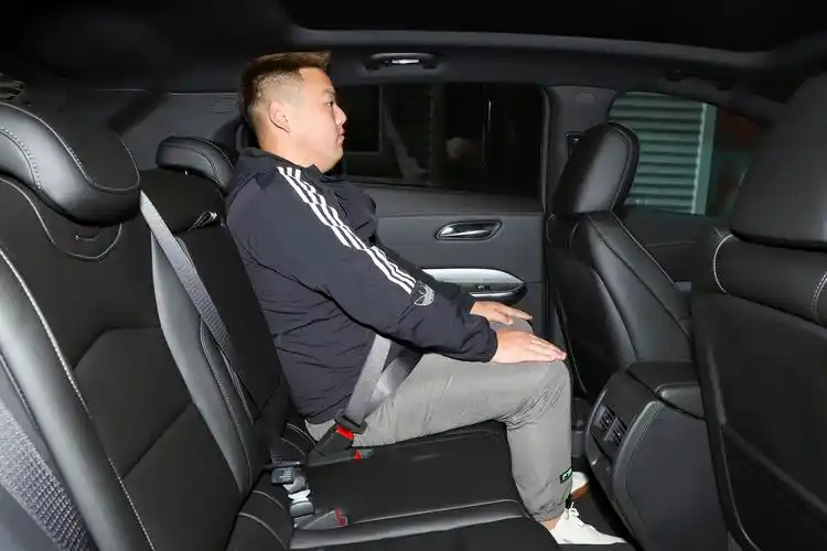 凯迪拉克xt4内饰_轴距_发动机