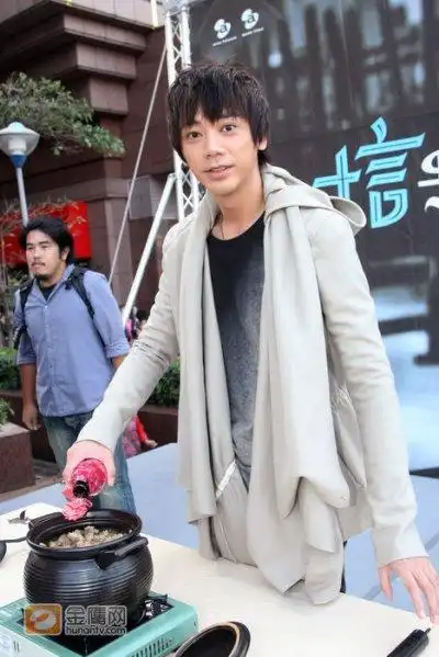 p>信(shin),本名苏见信,1971年5月14日出生于台湾省,中国台湾男歌手