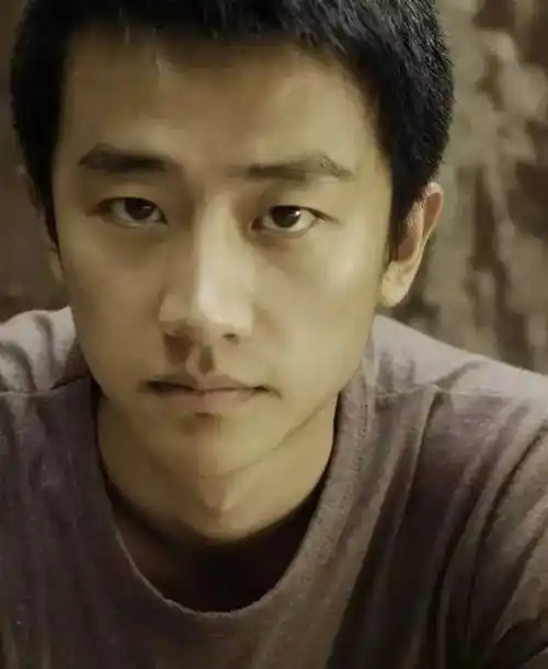 而或许正是小时候的这种特殊经历,让黄轩身上自带一股特有的忧郁气息