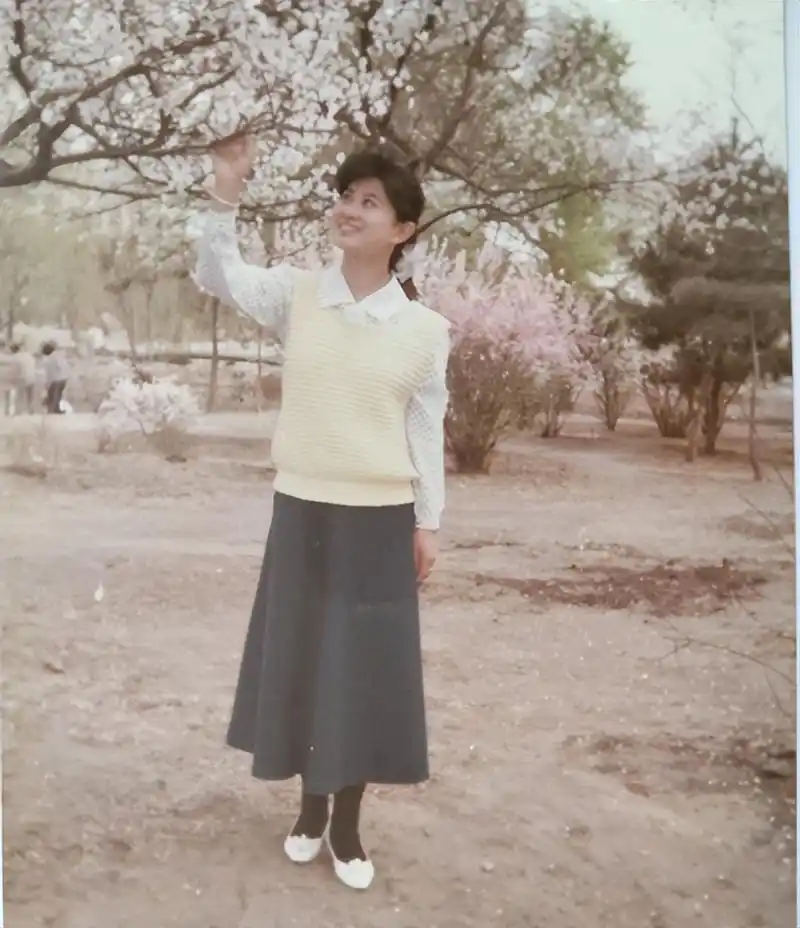 老照片:九十年代的女性,衣着艳丽,活力四射