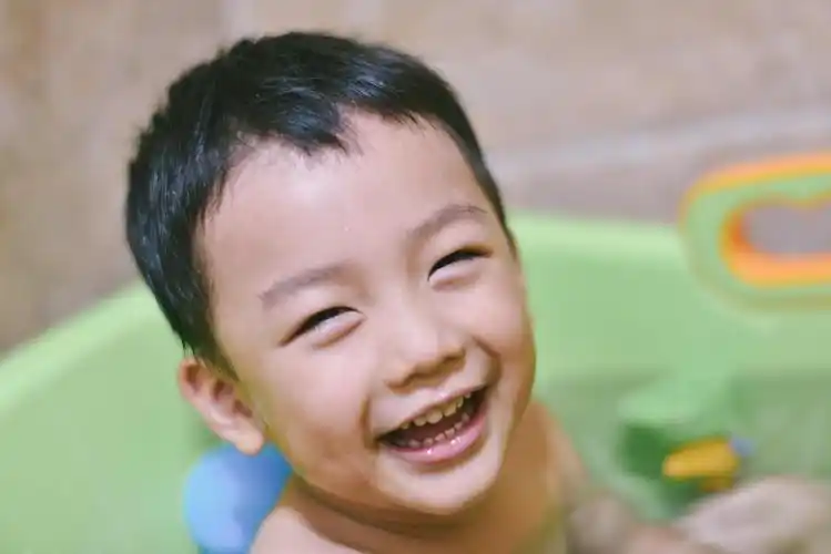 我洗澡啊儿子儿好放多多的水么我嗯儿爸爸给我拍一张吧我不是拍过了吗