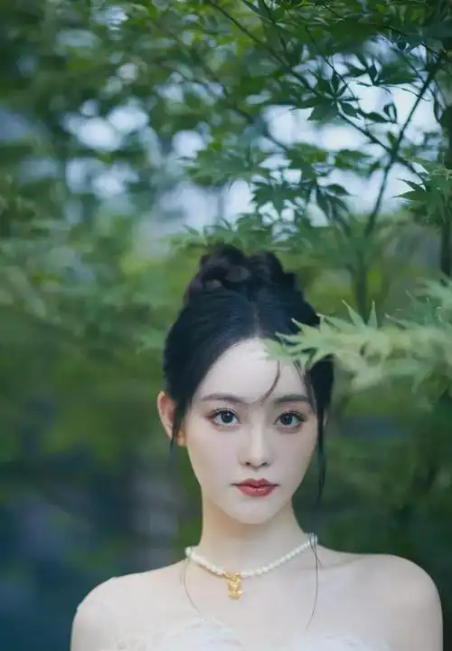 祝绪丹惊艳亮相白色羽毛礼服裙展现优雅魅力迷人眼神引热议