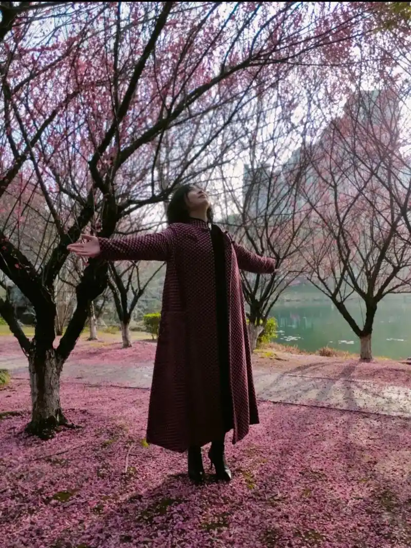 梅花与旗袍.#又来梅园看梅花了,看梅花怎能不穿旗袍呢?翻箱倒 - 抖音