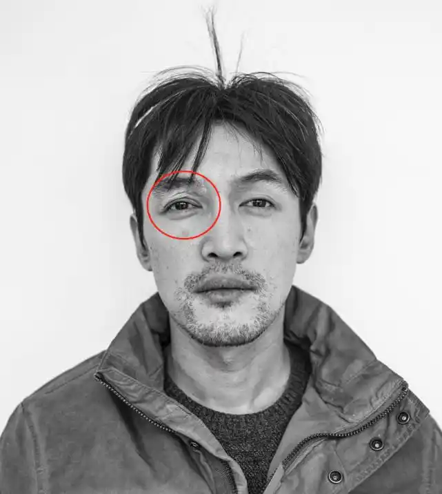 胡歌拍无滤镜写真照,眼部伤疤被挖苦难看,看到头发泪目了