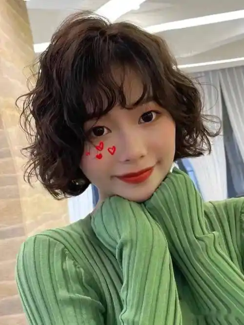 2022发型短发烫个卷显脸小巨减龄