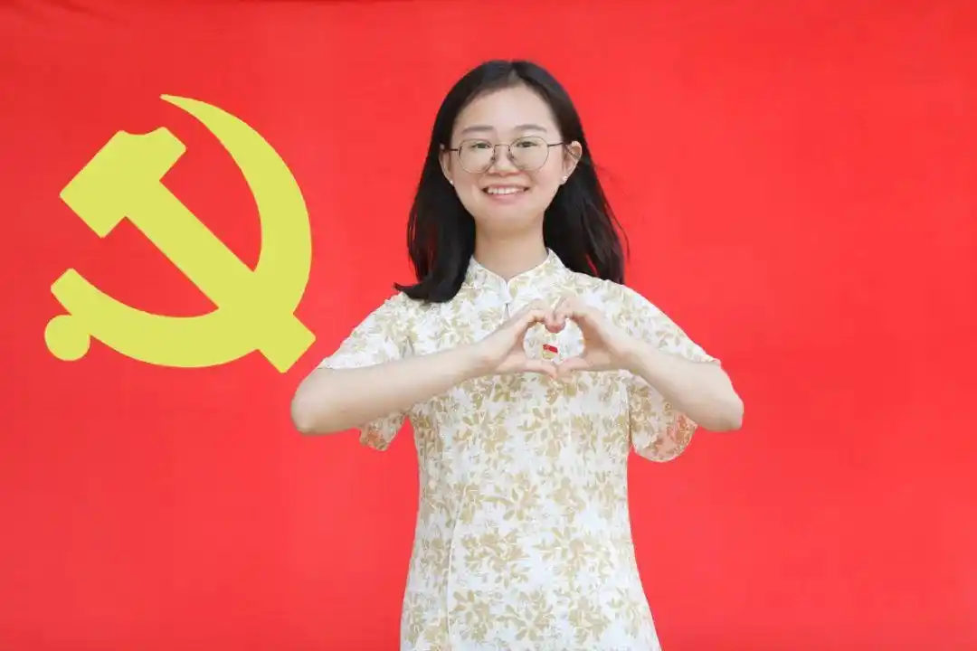 致敬建党百年我与党旗的合影最美