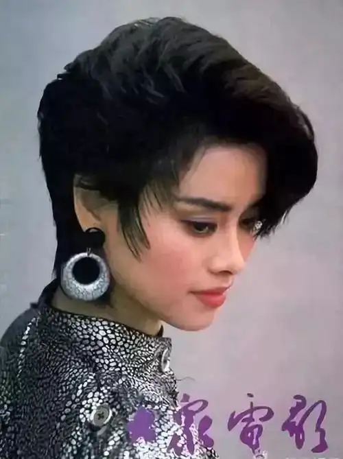 毛阿敏的儿子可以说长得非常的清秀帅气,女儿也落落大方,漂亮的不像话