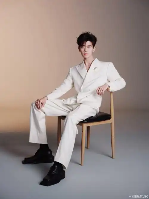 质感打造纯洁颜色,盛装享受春季美好.任嘉伦超话