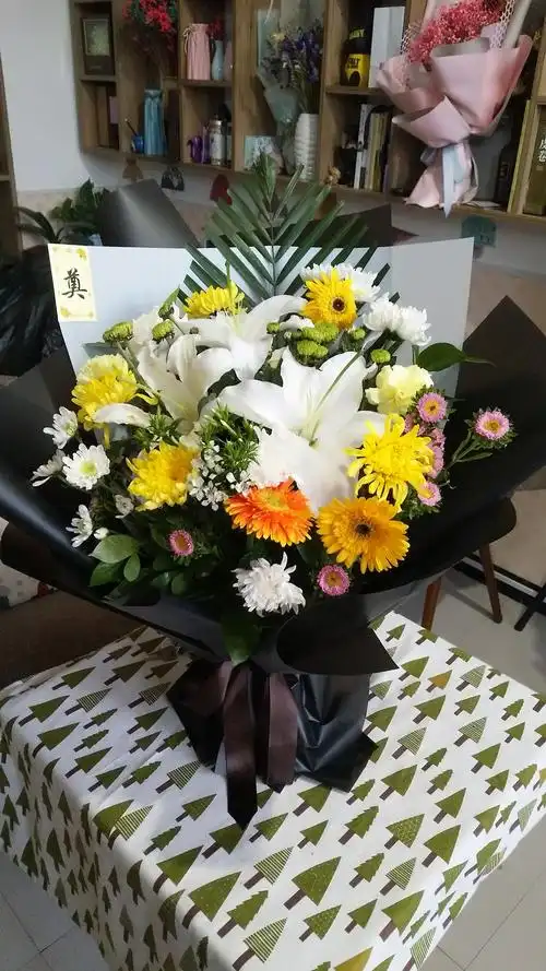 将一束淡雅的花摆放在亲人墓前,寄托了深深的思念之情.