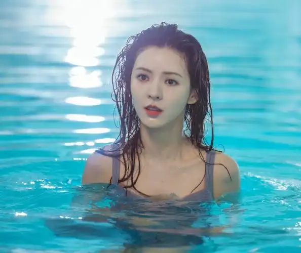 张予曦泳池身材