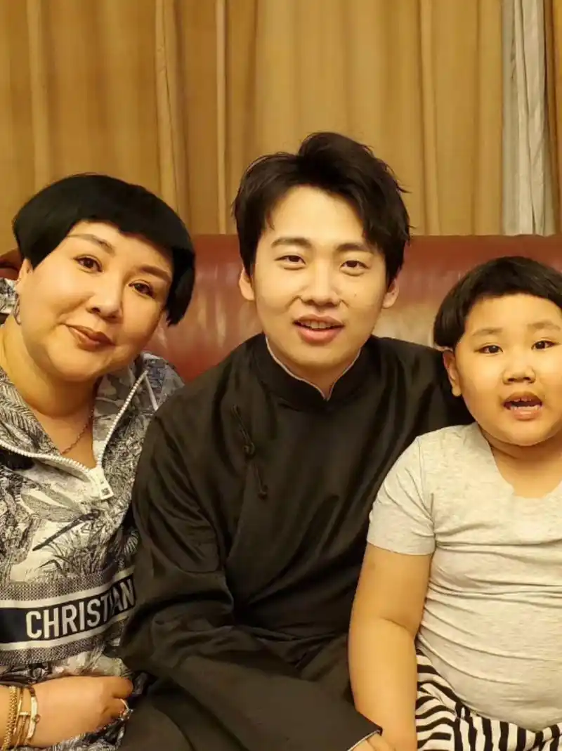 郭德纲老婆过生日,一家四口合影,郭麒麟最瘦.