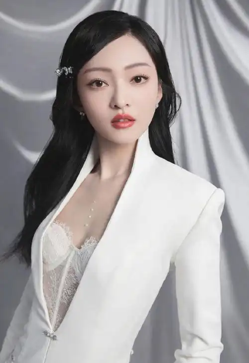 组图:张韶涵晒九宫格美照 白西装配轻纱刚柔并济飒爽不失优雅_高清