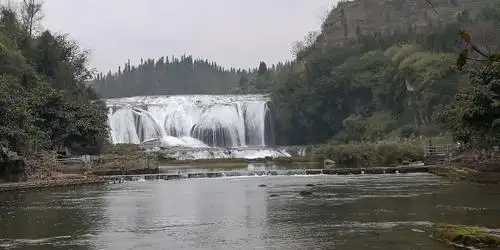 《西游记》的片尾曲《敢问路在何方》师徒四人在瀑布上行走的场景就是