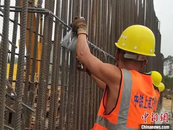 洋浦疏港高速公路1标段项目唐宅大桥工地,工人正在进行钢筋绑扎作业.