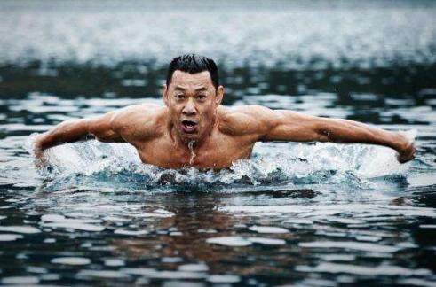 63岁张丰毅练出一身肌肉,直言:健身让我在生活中浑身充满力气