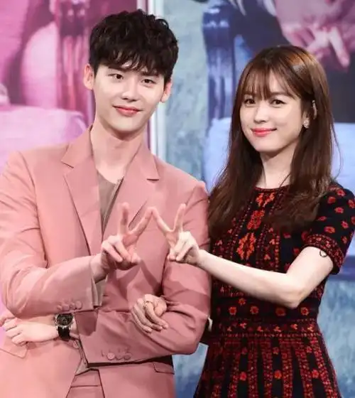 自己想告诉她喜欢她很久,疑似是指女朋友iu,前段时间iu还参加了李钟硕