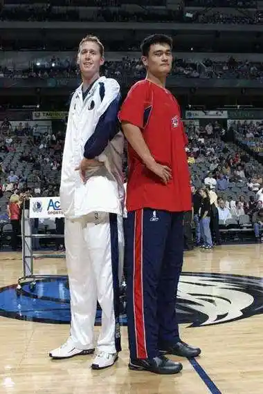 姚明和布拉德利的身高比较那么姚明为什么会在节目中提到自己的身高是