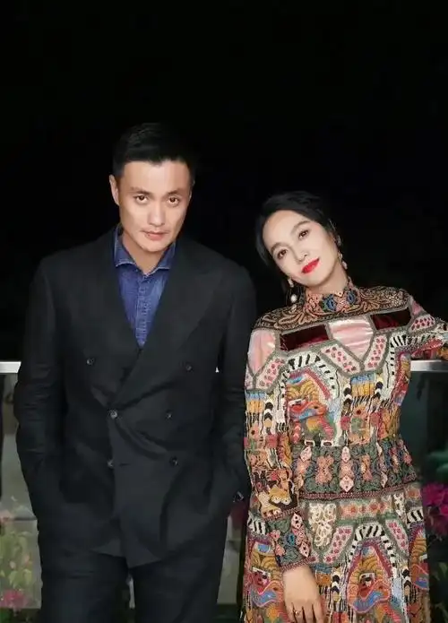 朱丹穿大露背裙小腿粗壮黝黑却笑容明媚这就是周一围爱的力量