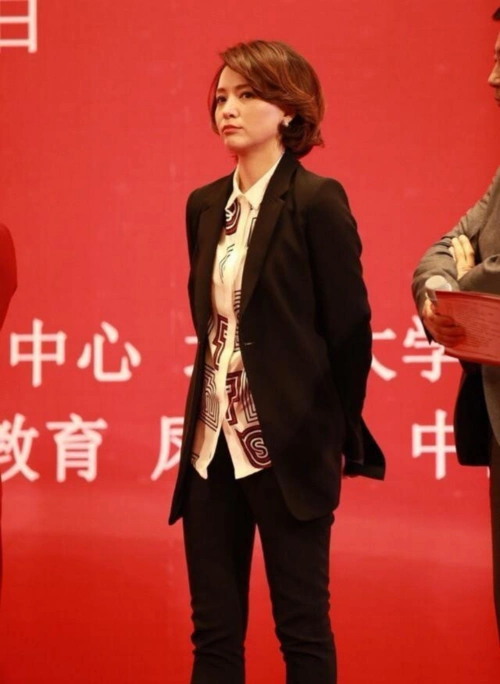 47岁的董卿真够时髦穿咖色格纹西装套装惊艳亮相显得知性优雅