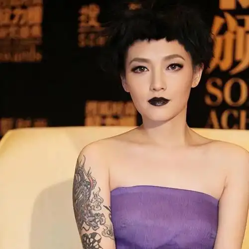 范晓萱:两面性格女歌手,剃寸头打舌环,21岁摘子宫坚持不婚!