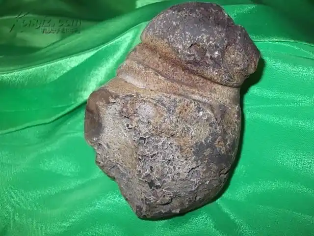 gw107,高档玛瑙陨石:婀娜多姿的企鹅.歪个小脖,扭扭捏捏.