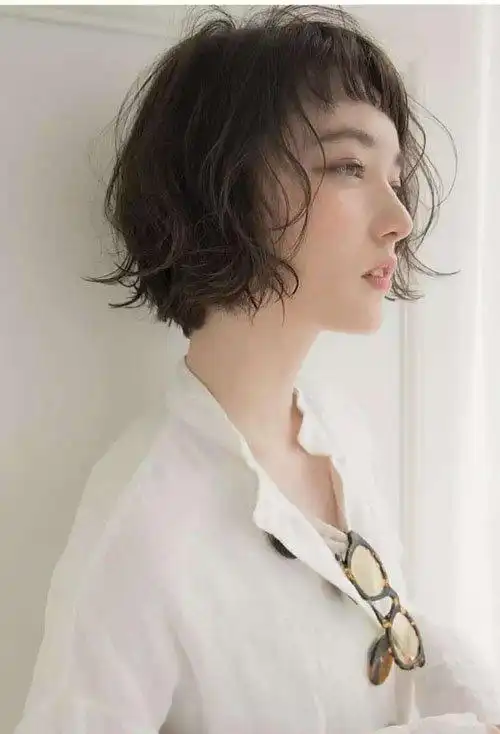 首页 玩发型 卷头发 女生蓬松离子烫发型 如何卷发能炫出时髦风范发型