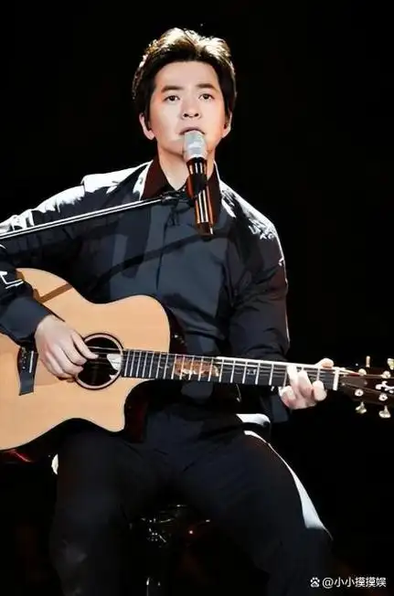 事实证明结婚十九年不要孩子的歌手李健已经走上了另一条大道