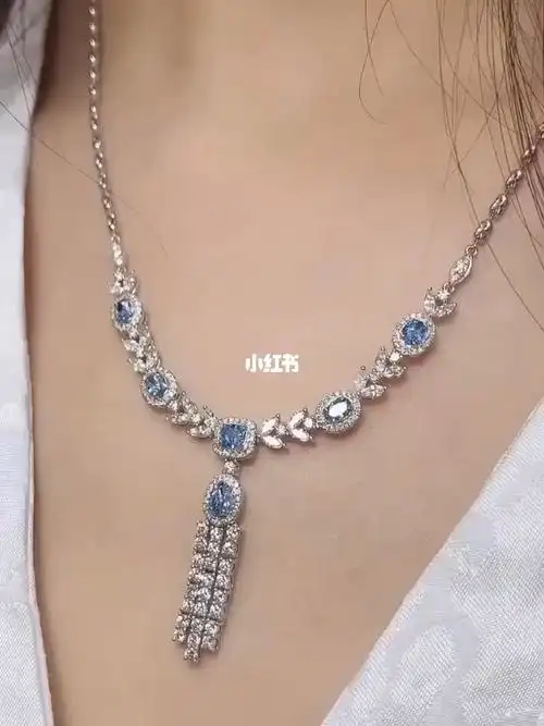 璀璨夺目的蓝钻项链