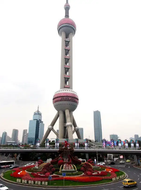 上海浦东陆家嘴环岛中央设立的"浦东开发开放30周年"大型立体花坛.