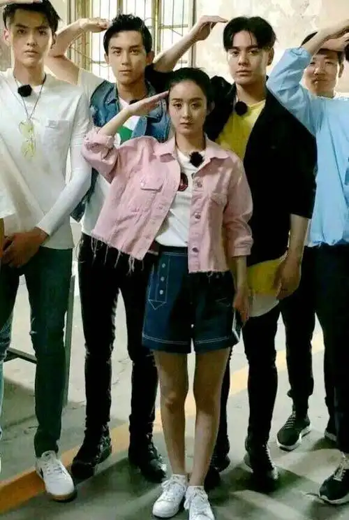 赵丽颖真实身高:155cm,赵丽颖对外公开的身高有165cm,然而怎么看都不