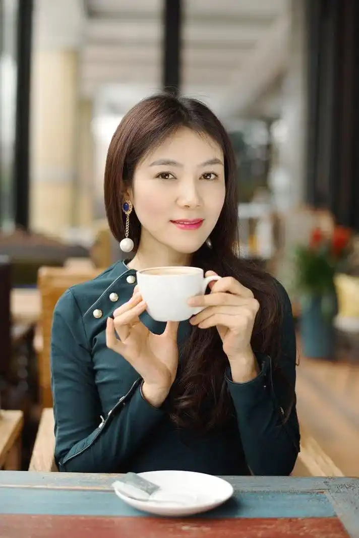 一个人依偎在咖啡店的成熟稳重女子