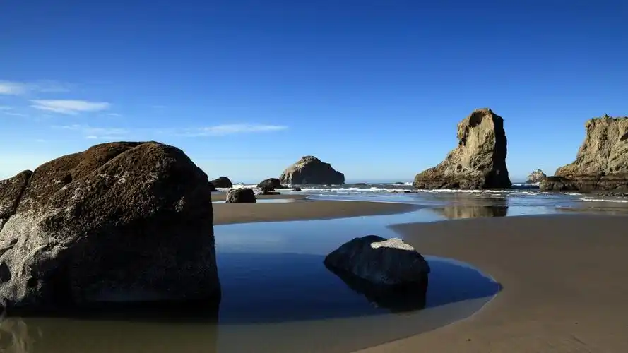 海边石头沙滩风景桌面壁纸