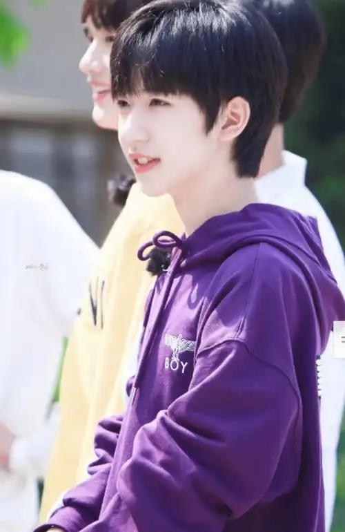 可能大家会有争议,但是谁最可爱,必须得提名,那必然是贺峻霖,清冷的兔