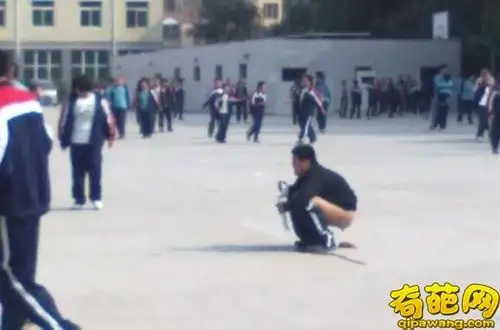 校园操场拉屎哥