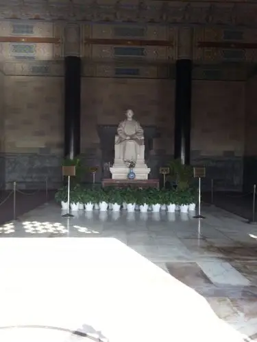 陵位于南京市玄武区紫金山南麓钟山风景区内,东毗灵谷寺,西邻明孝陵