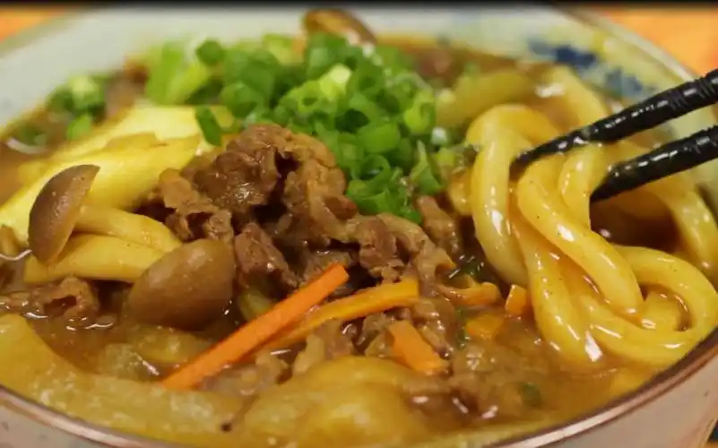 中文字幕鲣鱼高汤做的咖喱乌冬面cookingwithdog