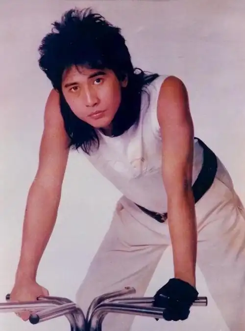 齐秦年轻时热血沸腾如今携小娇妻共赏花海