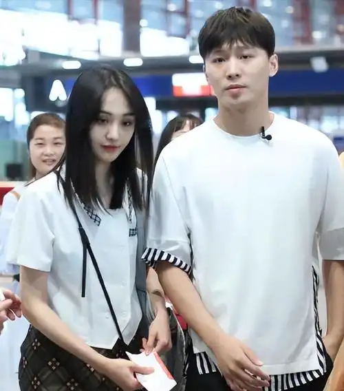 郑爽爸爸公布聊天记录,张恒多次出轨,对郑爽不是真爱,信息量大_腾讯