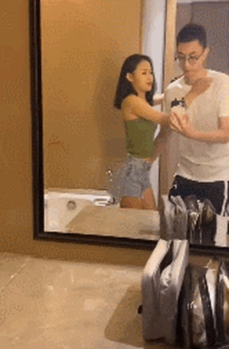 "男友力爆棚过肩抱"挑战刷屏抖音朋友圈,健身情侣真会玩!