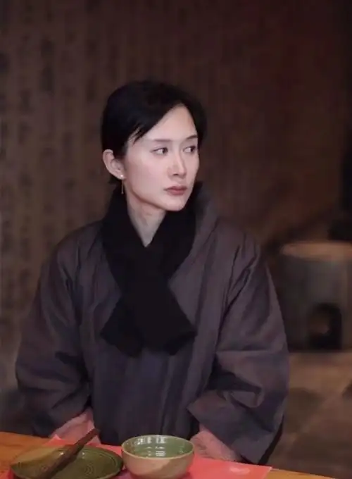 70岁张纪中晒妻子近照小31岁杜星霖寺庙修行妆容精致被吐槽