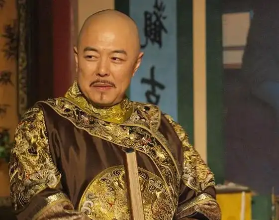 张铁林曾在清装宫廷剧《还珠格格》中饰演"皇阿玛",被广大观众所熟知.