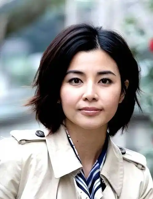 她的早年生活并不容易,父母的分离,家庭的贫困,以及妹妹的不幸,这些